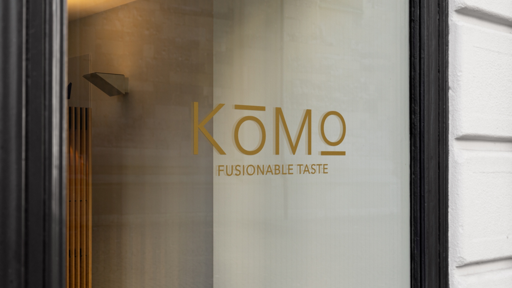 La vetrofania di Komo Restaurant