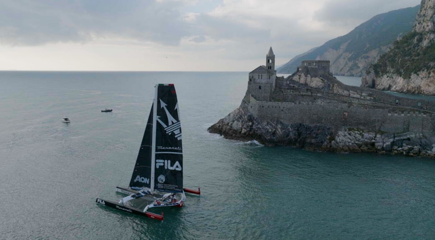 Il trimarano di Giovanni Soldini in partenza da La Spezia.