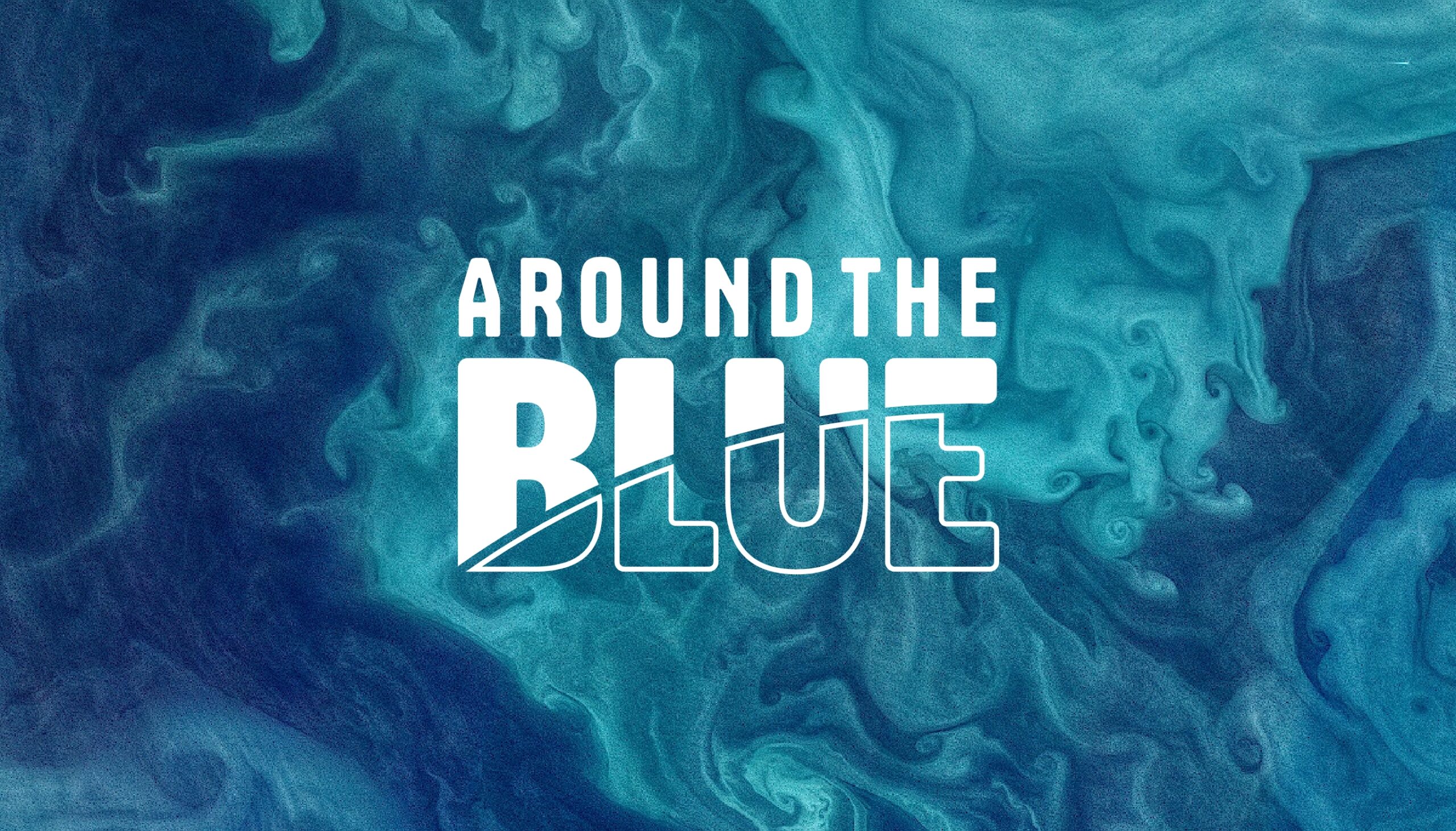 Il logo di AroundTheBlue in versione bianca, sovrapposto ad uno sfondo con molteplici tonalità di azzurro e blu.