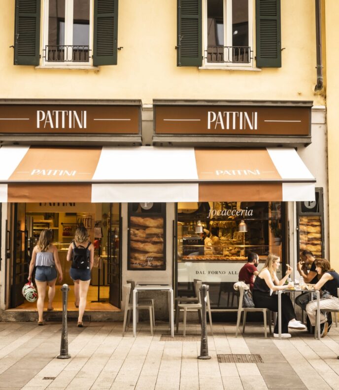 L'ingresso e i tavoli esterni di Pattini Milano.