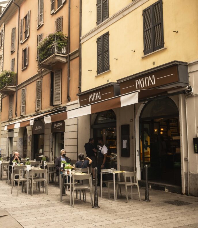 L'ingresso e i tavoli esterni di Pattini Milano.