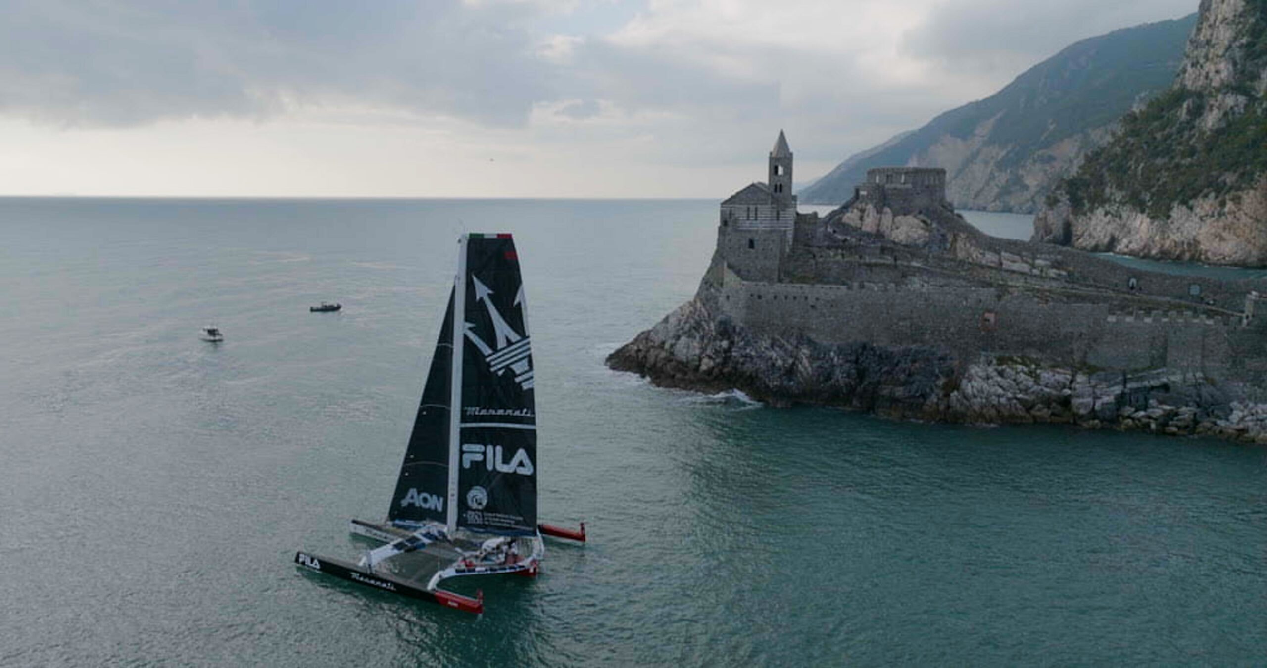 Il trimarano di Giovanni Soldini in partenza da La Spezia.