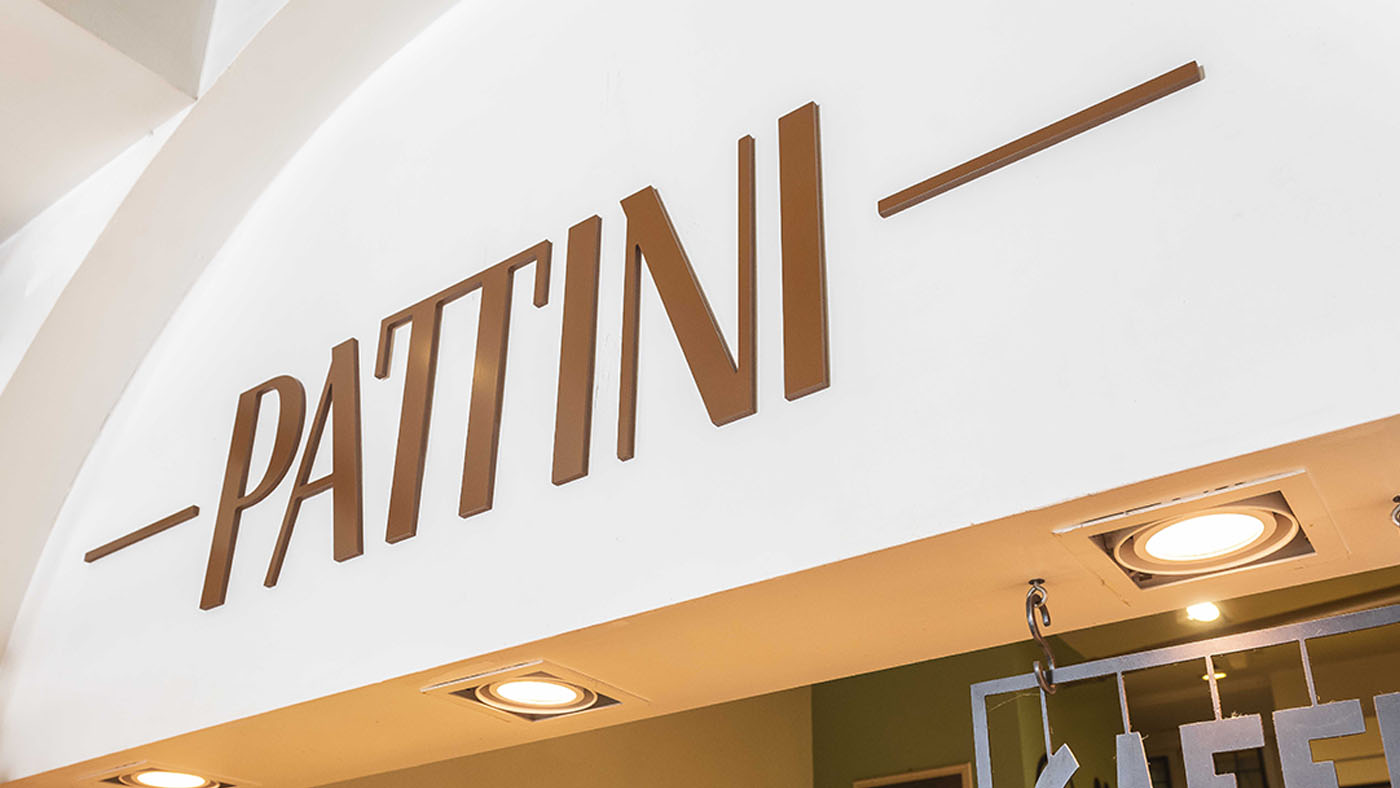 L'insegna applicata ad una parte interna del negozio pattini.