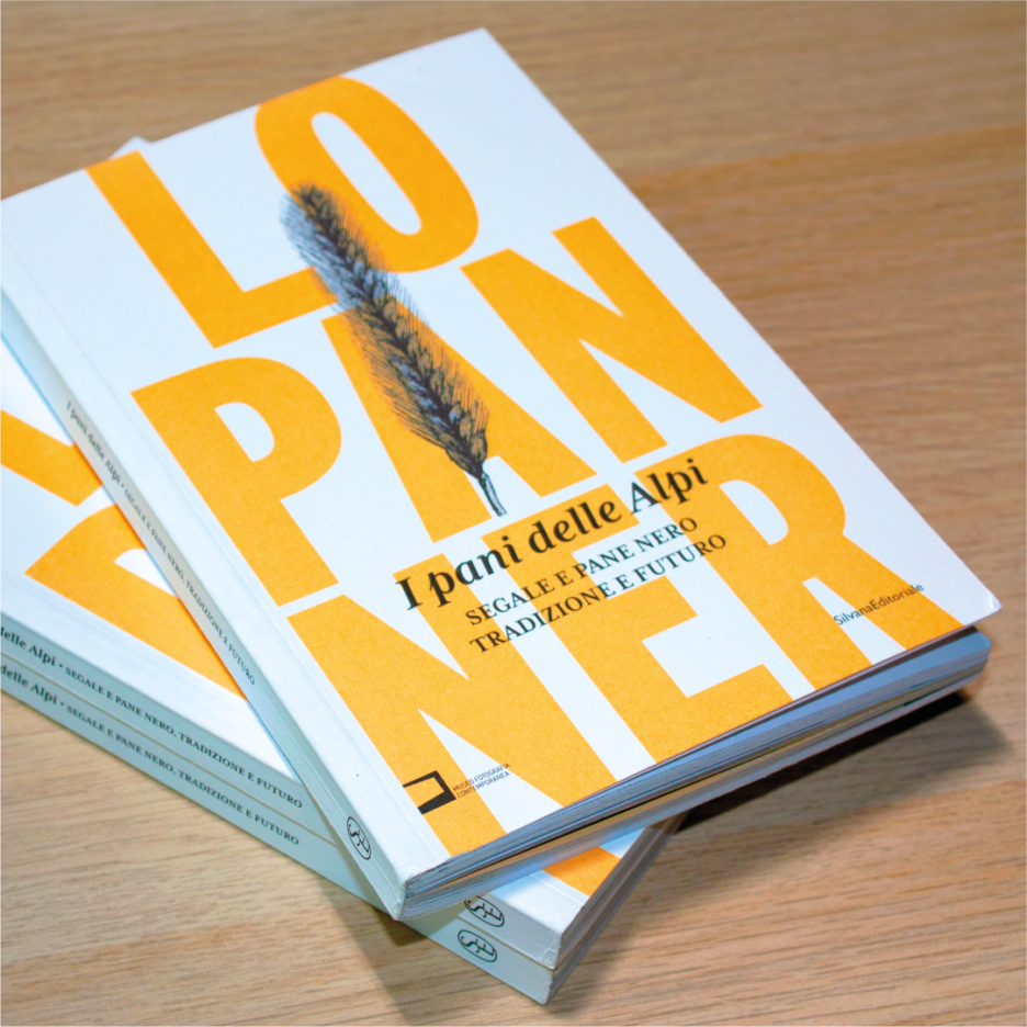 La copertina di Lo Pan Nero con una spiga del grano di segale sopra il titolo del progetto in giallo.