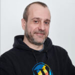 Ritratto di Giovanni Invernizzi con felpa WordPress.