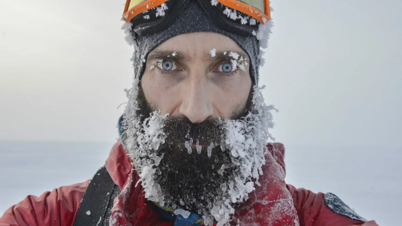 Ritratto di Alex Bellini tra i ghiacci.